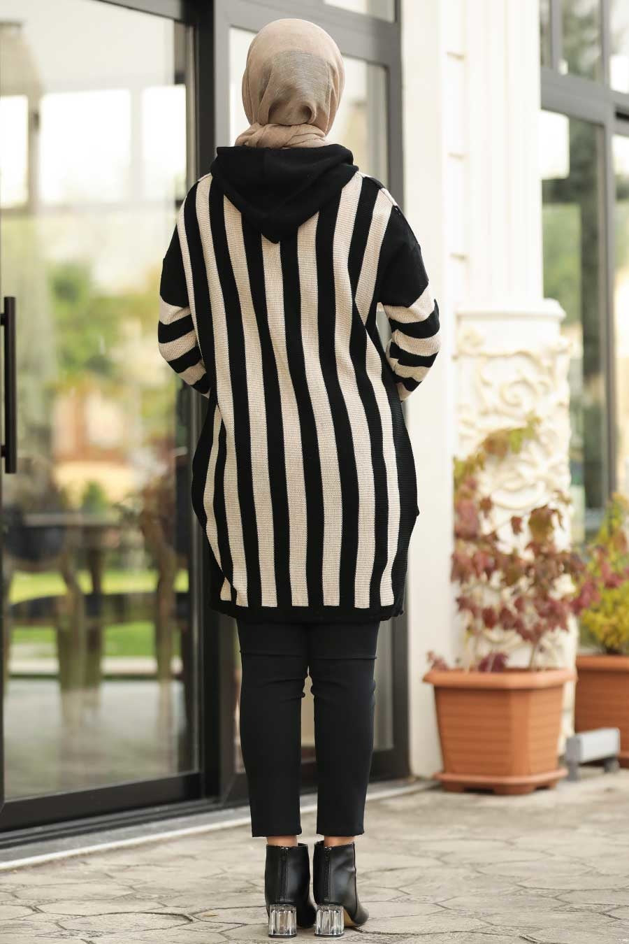 Black and White Sweatshirt - Chaddors